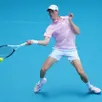 photo  l’italien jannik sinner réalise un coup droit lors de son quart de finale du masters 1000 de miami contre frances tiafoe, jeudi 26 mars 2026. 