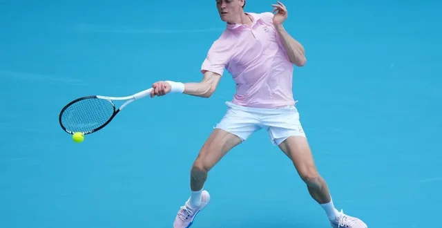 photo  l’italien jannik sinner réalise un coup droit lors de son quart de finale du masters 1000 de miami contre frances tiafoe, jeudi 26 mars 2026.  &copy;  rich storry / getty images via afp 