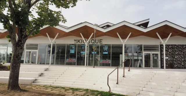photo  le cinéma le kiosque, à thouars, est situé à deux pas de la place flandres-dunkerque.  &copy;  co - archives antoine richard 