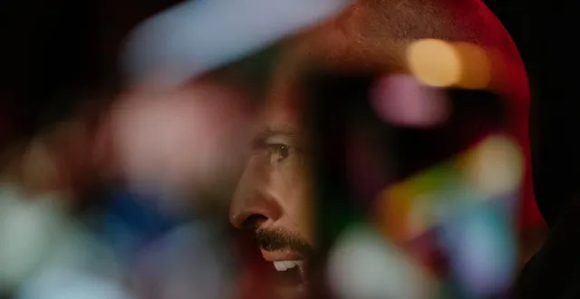 photo  andrew tate s’adresse aux médias devant son domicile le 23 mars 2025 à bucarest, en roumanie.  &copy;  andrei pungovschi / getty images europe / getty images via afp 