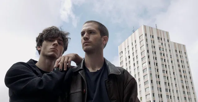 photo  léo nivot et rémi le taillandier, alias nous étions une armée, sont sur la scène de taratata ce vendredi.  &copy;  hugo margaron 