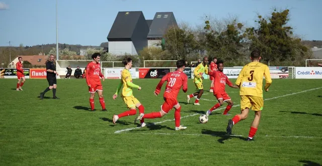 photo  le mans villaret (en jaune), vainqueur de la chapelle-saint-aubin (en rouge) dimanche 15 mars 2026, est la meilleure attaque de la poule e de régional 3.  &copy;  le maine libre 