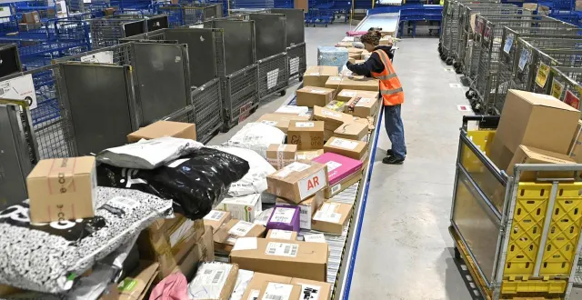 photo  à partir du 1er novembre 2026, les colis importés dans l’union européenne seront soumis à des frais de traitement.  &copy;  image d’archive / thomas brégardis / ouest-france 