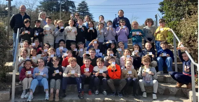 photo  tous les élèves des deux classes de ce2 de l’école joubert ont reçu leur permis piéton. au dernier rang, les enseignants arnaud boulben et sonia royer, et la policière municipale hélène chotard.  &copy;  ouest-france 