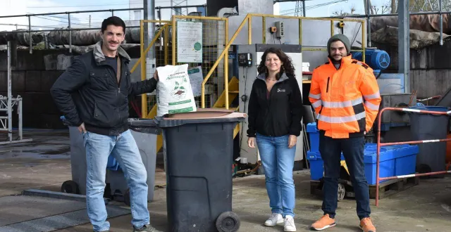 photo  adrien lanté, cofondateur des alchimistes ; blandine copie, responsable prévention des déchets des 3rd’anjou ; et hugo veidie, animateur des 3rd’anjou, sur la plateforme de compostage à écouflant.  &copy;  ouest-france 