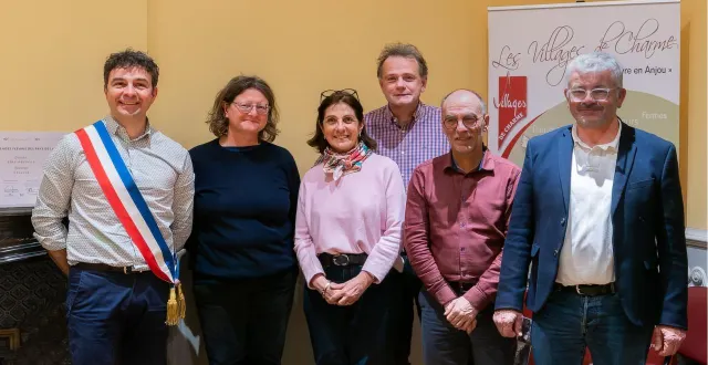 photo  arnaud bureau (à gauche) est le nouveau maire de grez-neuville, succédant à pascal crubleau (à droite). entre eux, les quatre adjoints avec, de gauche à droite : frédérique lehon (1re), estelle brandicourt (3e), stéphane pernet (2e) et jérôme cohergne (4e).  &copy;  gilles cadeau 