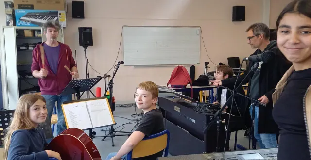 photo  l’un des trois groupes du collège qui se produira avec lucien gustave trio, le 10 avril, à l’arena loire, sur un texte de jacques prévert, est en pleine répétition. « c’est l’effervescence avant le grand jour », selon un membre du groupe.  &copy;  ouest-france 
