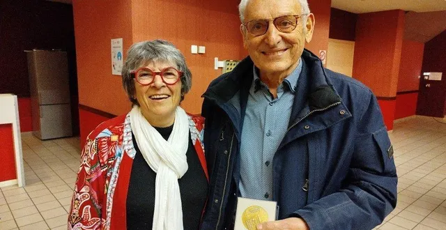 photo  marie-madeleine monnier et jean-claude sancereau ont reçu la médaille de la ville pour avoir siégé au conseil municipal durant 24 ans chacun, soit huit mandatures à eux deux. lors du dernier conseil municipal, la maire sortante a aussi offert à tous les conseillers des cadeaux souvenir de leur(s) mandature(s).  &copy;  ouest-france 