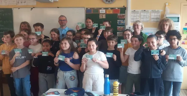 photo  les 22 élèves exhibent leur permis devant le gendarme jordan plu, karine archambault, valerie glémot la directrice et anne coquereau l’enseignante (en arrière-plan)  &copy;  ouest-france. 