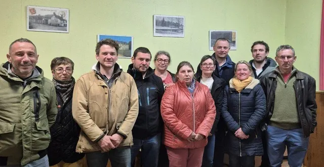 photo  janine janvier, au centre, entourée de ses colistiers.  &copy;  ouest-france 