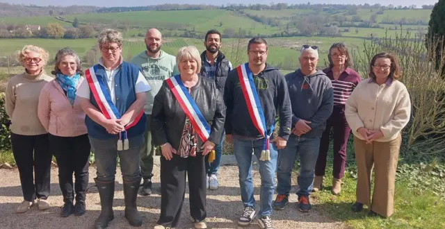 photo  agnès laigre, au centre, avec son conseil municipal.  &copy;  ouest-france 