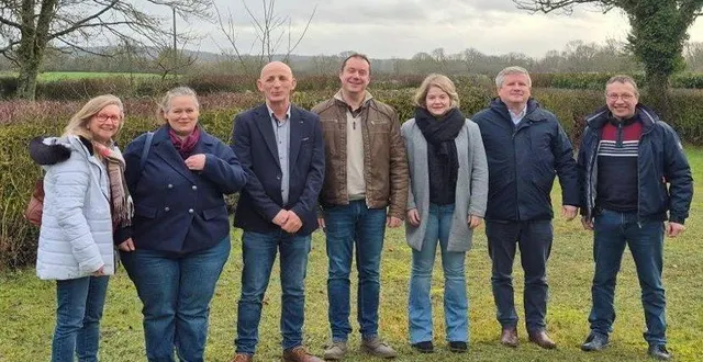 photo  le conseil municipal avec le maire, sébastien fossey (troisième à gauche) et l’adjoint, willy bretonnet (quatrième à gauche).  &copy;  ouest-france 