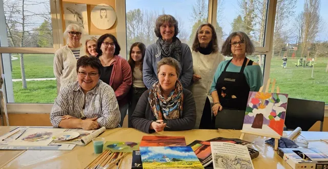 photo  pour véronique lesage, debout au centre, l’objectif de l’atelier de peinture est avant tout « de se faire plaisir ».  &copy;  ouest-france 
