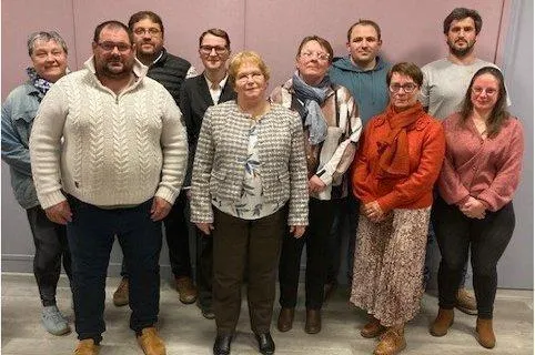 photo  le conseil municipal avec la maire, thérèse colette au centre.  &copy;  ouest-france 