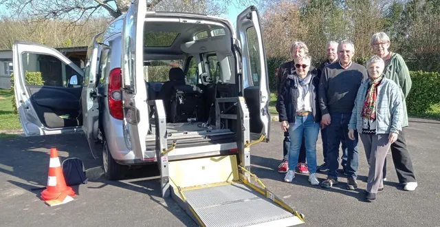 photo  les six chauffeurs volontaires près du véhicule attitré au transport des personnes en fauteuil roulant.  &copy;  ouest-france 