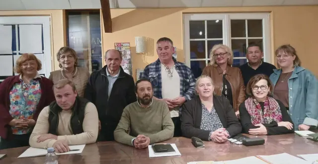 photo  de gauche à droite. assis : quentin hamelin, karim bounab (maire), angélique martsinkevistch (adjointe) et sophie laverny. debouts : béatrice afifi, anne-france germain, michel replumaz, bruno samson, elvire daudigny del fondo, reynald chazé et marine bedel.  &copy;  ouest-france 