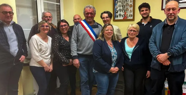 photo  jean-yves manson au milieu des dix élus municipaux de la commune.  &copy;  jean-yves manson 