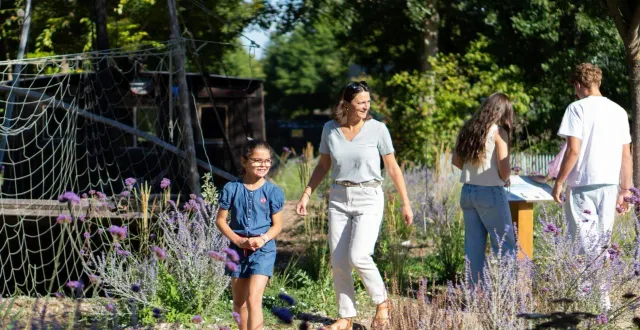 photo  en famille, au milieu des bateaux et des jardins, cap loire offre de nombreuses activités d’avril à septembre.  &copy;  archives co 