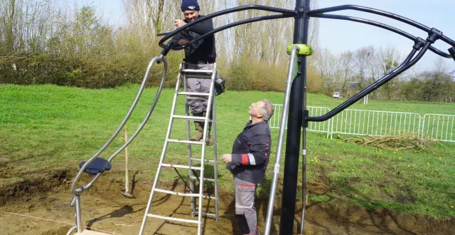photo  les travaux sont en cours pour installer plus d’une dizaine de jeux à destination des enfants sur la base de loisirs du pont d’orne. ces infrastructures sont accompagnées par la création de trois terrains de pétanque. la mairie rappelle qu’il est interdit d’utiliser les jeux avant l’ouverture de la zone, prévue dans quelques jours.  &copy;  ouest-france 