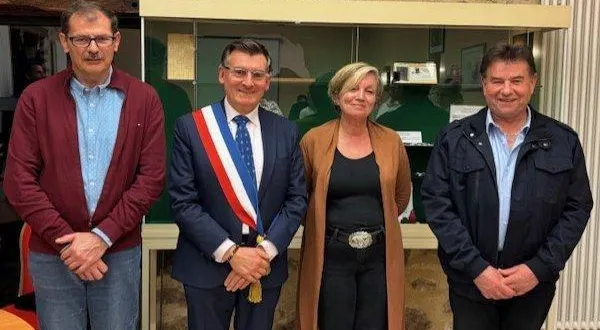 photo  c’est vendredi que le conseil municipal a élu le maire en la personne de philippe rallu, maire sortant, cadre administratif, et ses trois adjoints : pascal monnier, chef de groupe dans l’industrie, premier adjoint ; sylvie beucher, retraitée du secteur bancaire, 2e adjointe ; patrick mouetaux, artisan, 3e adjoint. les délégués communautaires seront philippe rallu et pascal monnier.  &copy;  ouest-france 