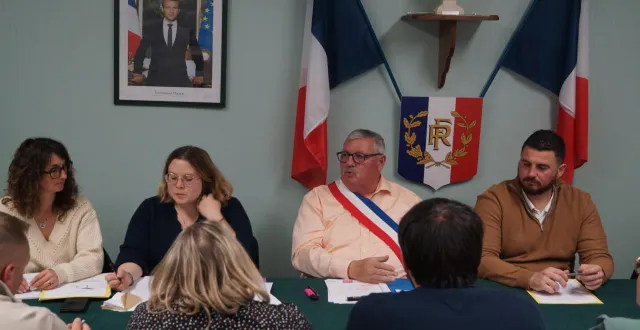 photo  samedi, le nouveau conseil municipal s’est réuni pour son installation en mairie. à cette occasion, il a procédé à l’élection du maire et de ses adjoints. ont été élus : michel musset, maire ; marc becquart comme premier adjoint et anne-charlotte champion comme 2e adjointe.  &copy;  ouest-france 
