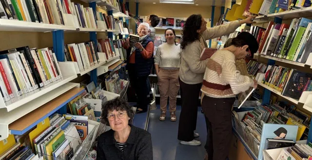 photo  marjolaine angebault, au fond, au centre, peut compter sur la forte mobilisation des bénévoles pour le choix des livres.  &copy;  co 
