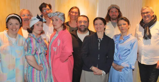 photo  la troupe du théâtre des saules avant la séance de samedi.  &copy;  co 