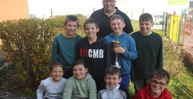 photo  les petits champions et leur professeur, mathieu benoit.  &copy;  co 