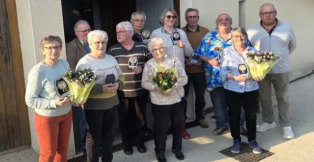 photo  le challenge « un homme, une femme » organisé par la société le val d’hyrôme de chanzeaux s’est achevé samedi 21 mars. ce concours qui s’est déroulé depuis le 9 février avec 32 équipes engagées s’est achevé par la victoire du binôme bernard lhommelet – andrée luçon opposé à sylvie chiron et eric fradin, 12 à 3. les 8 meilleures équipes ont reçu un trophée et une fleur des mains du nouveau président de la commission des jeux daniel chiron. la doyenne des sociétaires, madame gisèle hy (92 ans), a également reçu une fleur. la société donne rendez-vous pour son prochain concours du 10 avril au 7 juin. il s’agira cette fois-ci du challenge gérard batardière un contre un. puis le challenge des artisans commerçants débutera le 11 septembre.  &copy;  co 