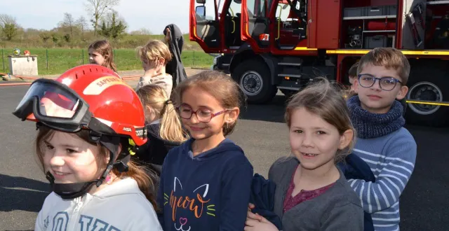 photo  les élèves ont apprécié leur visite au centre de secours.  &copy;  le maine libre 