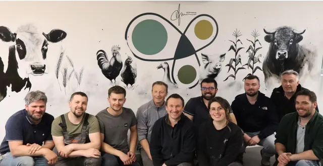 photo  l’artiste peintre artem manon au milieu des agriculteurs de la méthanisation agrimontbigaz.  &copy;  le maine libre 