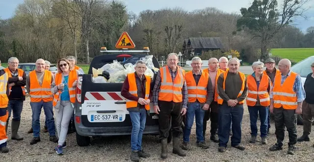 photo  18 personnes, chasseurs ou randonneurs, ont participé à la 3e journée de nettoyage de la nature à cherré.  &copy;  le maine libre. 