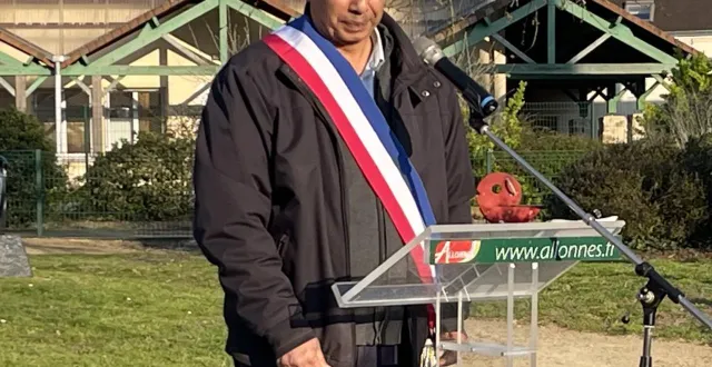 photo  la dernière cérémonie officielle de l’adjoint à la citoyennetémostafa nafa.  &copy;  le maine libre 