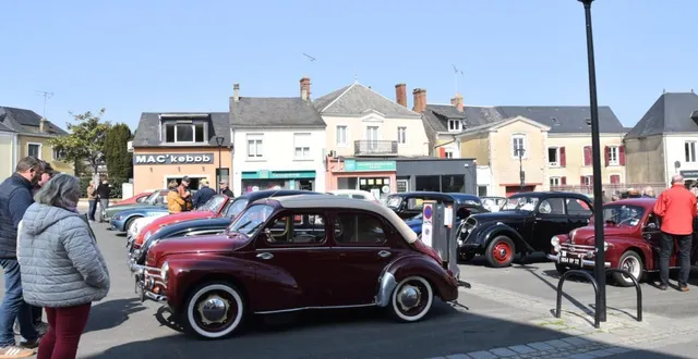 photo  le public venu nombreux admirer ces belles rutilantes qui ont parcouru l’ancienne route mythique des rillettes.  &copy;  le maine libre 