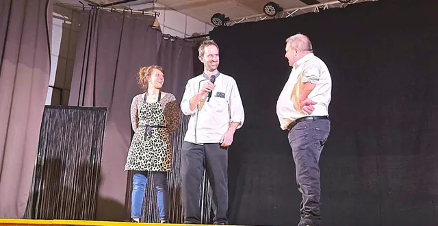 photo  manon et joaquim, restaurateurs des 4 saisons, applaudis sur scène par le président du comité des fêtes et les convives.  &copy;  le maine libre 