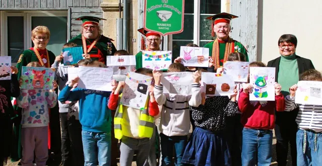 photo  à droite, sandrine plessix entourée de membres de la confrérie et des élèves de l’école pasteur.  &copy;  le maine libre 