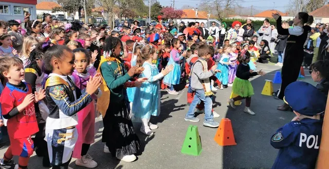 photo  les enfants ont notamment travaillé avec alexandra georges de l’eea django-reinhardt, sur les percussions corporelles  &copy;  le maine libre. 