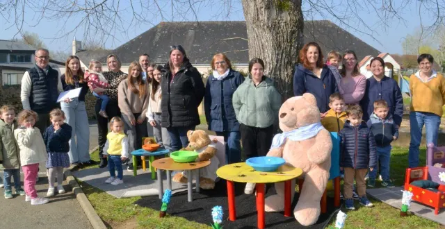 photo  les futurs parents d’élèves ont visité l’école saint-joseph saint-jean avec leurs enfants.  &copy;  le maine libre 