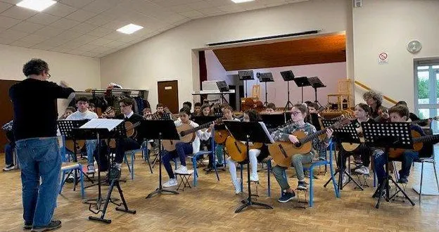 photo  les élèves de l’école auront le plaisir de montrer au public tout leur talent d’apprenti musicien guitariste.  &copy;  école de musique danse théâtr 