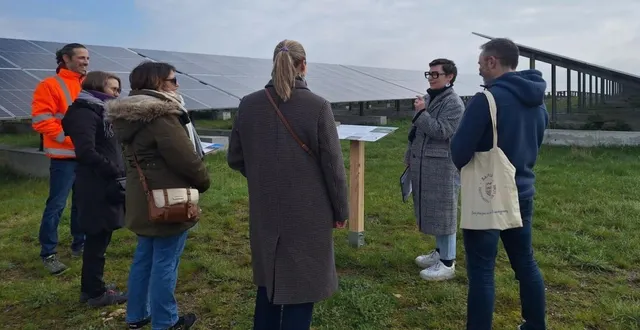 photo  les guides de l’office de tourisme en visite guidée à la centrale solaire du champ-de-liveau.  &copy;  alter 