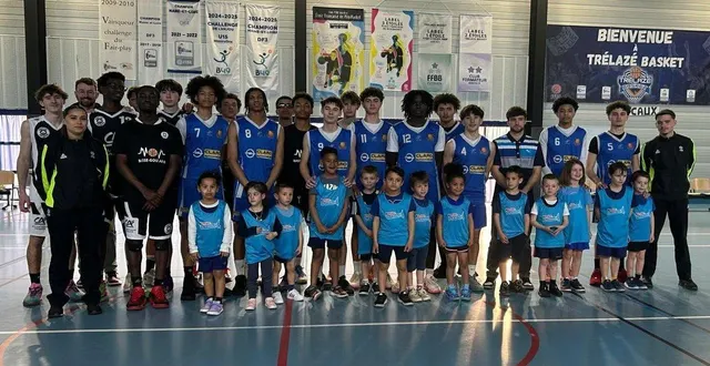photo  les micro basketteurs en compagnie de l’équipe u18 m1.  &copy;  co 