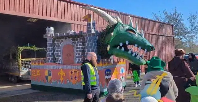 photo  les organisateurs du carnaval des deux écoles avaient choisi pour thème cette année « contes et légendes ». « nous avons eu autant de monde, voire plus que l’an passé, pour cette deuxième édition », se réjouit mathias guillaume, de l’ape la clé des chants. d’autant plus que, cette fois encore, la météo était au rendez-vous, scrutée de près tous les jours précédents. « beaucoup de matériaux du char sont en papier mâché. en cas de pluie, nous n’aurions pas pu le sortir », poursuit-il. ce projet réunit des bénévoles des écoles qui se retrouvent depuis janvier, un soir par semaine pour 4 à 5 heures de travail. soit près de 300 heures. pour la manifestation, une trentaine de bénévoles étaient actifs sur deux jours. « nous aimerions bien réitérer la fête l’an prochain, mais nous avons beaucoup sollicité les bénévoles. ce serait bien que d’autres s’investissent », commente mathias guillaume.  &copy;  co 