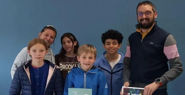 photo  des élus du conseil municipal des jeunes en compagnie de delphine drouault et jonathan vinet au siège de la société edsun loisirs à mûrs-érigné.  &copy;  mairie de mûrs-erigné 