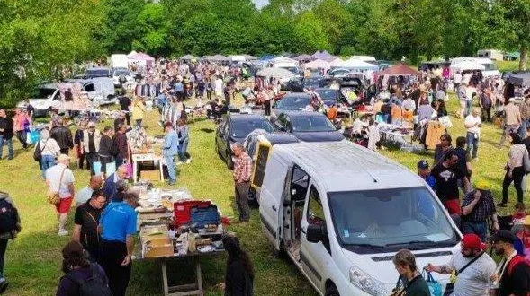 photo  le vide-greniers de corné est ouvert aux particuliers. 