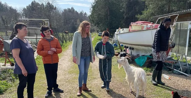photo  le nourrissage des animaux est toujours un moment très apprécié des jeunes de l’institut médico-éducatif.  &copy;  le maine libre 