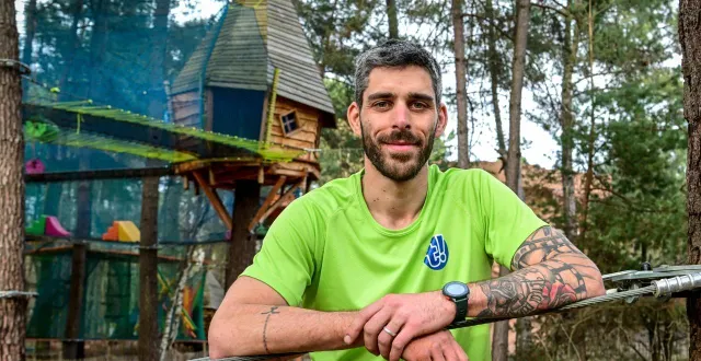 photo  aymerick cormau, le directeur du site, a encore quelques travaux à effectuer dans le parc tépacap avant l’ouverture.  &copy;  photo : le maine libre - yvon loué 