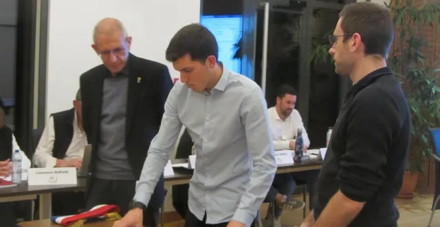 photo  firmin billot plus jeune conseiller municipal assure de dépouillement des bulletins lors de cette soirée d’installation du conseil municipal. à ses côtés, fabien violet et claude delestre président de l’assemblée.  &copy;  co 