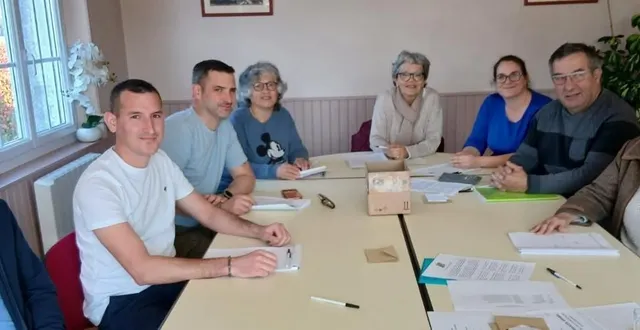 photo  le nouveau conseil municipal de saint-pierre-de-chevillé (sarthe). à droite, la maire, michelle boussard.  &copy;  ouest-france 