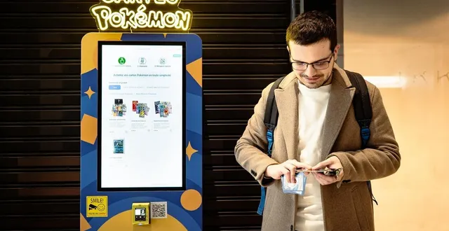 photo  un passionné ouvre le premier booster du distributeur dans la galerie espace anjou, à angers.  &copy;  ouest-france 