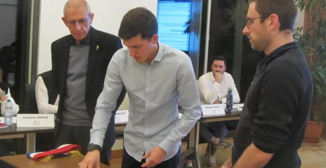 photo  firmin billot, le plus jeune conseiller municipal, a été mis à contribution lors du dépouillement des bulletins ce dernier vendredi 20 mars. à ses côtés, fabien violet et claude delestre, ce dernier ayant présidé la réunion d’installation du conseil municipal.  &copy;  ouest-france 